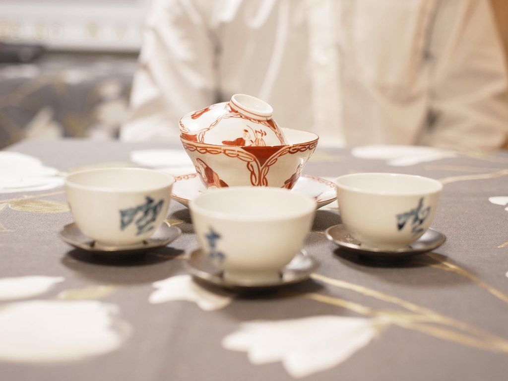 2005 Si Mao 50 Tael - pro přípravu jsem zvolil starožitný porcelánový gaiwan i šálky
